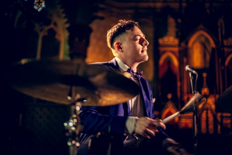 O baterista em concerto, de olhos fechados