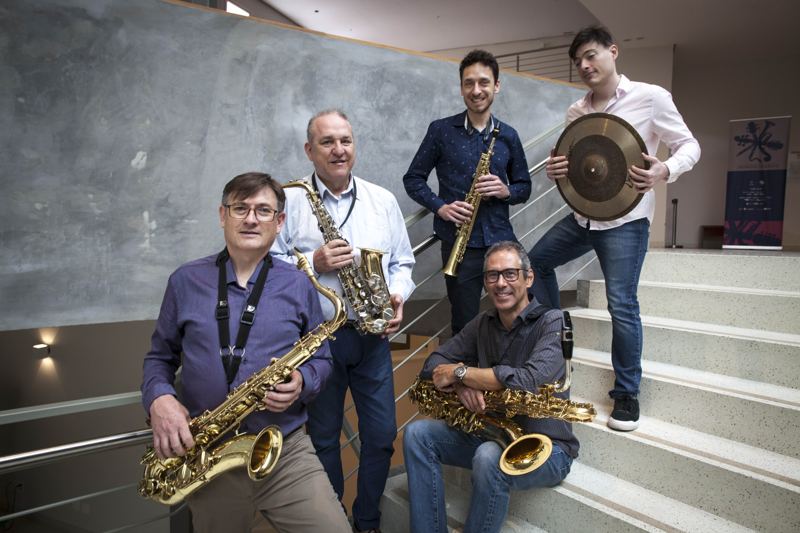O quinteto sentado numa escadaria