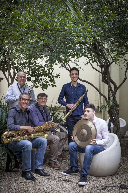 O grupo num jardim