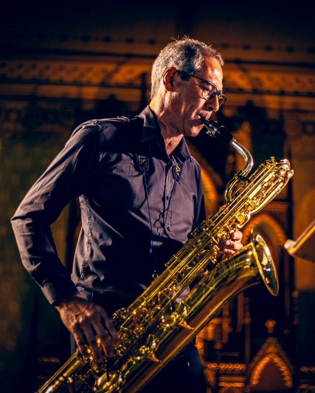 Renato Luis Pereira dos Santos no sax barítono