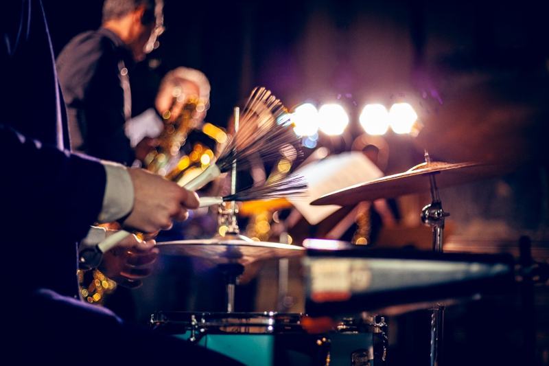 Vassourinhas na caixa da bateria durante o concerto